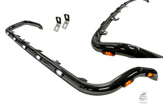 Lampenbgel aus poliertem Edelstahl mit mehreren weien und orangen LED-Lampen und zwei Haltern.