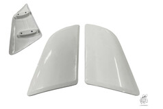 Weie, glnzende GFK Windabweiser fr LKW, ein Paar, mit einer Detailansicht der Rckseite.