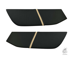 Ein Paar schwarze Kunstleder Trverkleidungen fr LKW mit beigem Streifen und weien Nhten.