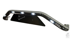 Glnzender, rohrfrmiger Kennzeichenhalter mit mehreren leuchtenden weien LED-Lampen und schwarzer Montageplatte.