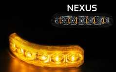 Zwei Ledson Nexus LED-Warnleuchten: eine gerade, dunkle und eine gebogene, leuchtend orange.