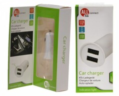 Weie und grne Produktverpackungen fr ein Kfz-Ladegert. Eine Verpackung zeigt das weie Doppel-USB-Ladegert.