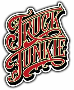 Glnzender roter Aufkleber mit dem Schriftzug "TRUCK JUNKIE" in dekorativer Schrift, schwarz, hellgrn und wei umrandet.