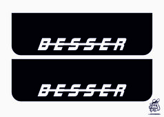 Ein Paar schwarze Schmutzfnger mit weiem "BESSER" Schriftzug.