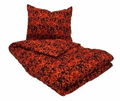 Ein Bettwsche-Set aus Baumwolle im dnischen Plschdesign. Orange-roter Zudeckenbezug und Kissenbezug.