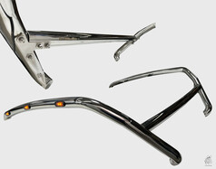 Glnzender, dreiteiliger H-Lampenbgel fr LKW aus Metall mit orangefarbenen LED-Leuchten.