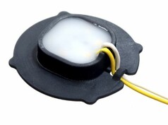 Schwarzes LED Marker Light mit milchiger Leuchtflche und gelb-weiem Anschlusskabel.