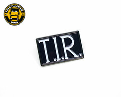 Schwarzer T.I.R. Pin mit glnzenden weien Buchstaben.