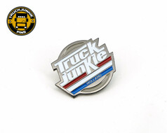 Silberfarbener Truck Junkie Pin mit weiem Schriftzug, roten, weien und blauen Streifen und 
