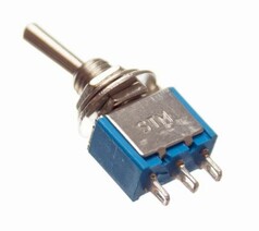 Nahaufnahme eines Mini-Kippschalters mit blauem Gehuse und silbernem Hebel auf weiem Hintergrund.