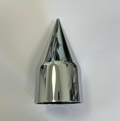 Einzelne glnzende, silberne Radmutterkappe in Spike-Form auf weiem Hintergrund.