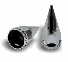 Glnzende, silberne Spike Radmutterkappen, eine liegend, eine stehend, auf weiem Hintergrund.