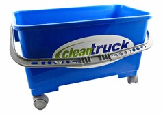 Blauer CleanTruck Wascheimer aus Kunststoff mit grauem Griff und Rollen.