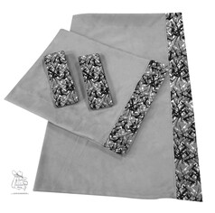 Hellgraue LKW-Rundumgardine aus Plsch mit abstrakt gemusterten Rckhaltebndern und Kante.