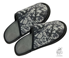 Ein Paar graue Plsch-Pantoffeln mit gemusterter Oberflche und dunkler Kunstledersohle.