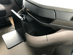 Schwarzer Kaffeetisch fr DAF XF/XG/XG+ LKW, an der Mittelkonsole im Fahrerhaus montiert.
