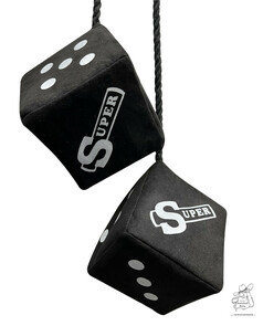 Ein Paar schwarze Wrfel aus Alkantara-Art mit weien Punkten und "SUPER"-Druck, hngend.