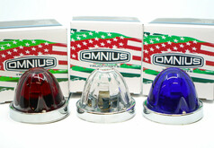 Omnius "Wassermelonen" Innenleuchten in Rot, Transparent und Blau mit Chromsockel vor Omnius Produktboxen.