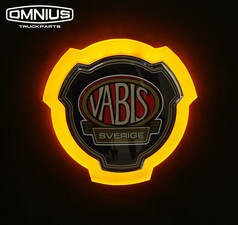 LKW-Emblem "VABIS SVERIGE" mit orangefarbener LED-Beleuchtung.