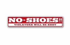 Roter, rechteckiger Aufkleber aus Selbstklebefolie mit weiem Text: "NO SHOES!! VIOLATORS WILL BE SHOT".