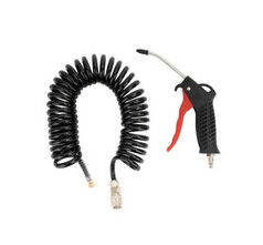 Eine schwarze Tekson Luftpistole mit rotem Abzug und ein schwarzes Spiralkabel liegen auf weiem Grund.