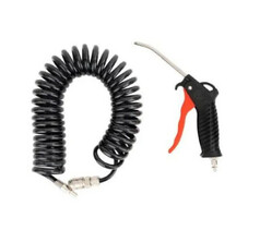 Schwarze Luftpistole mit orangefarbenem Abzug und silberner Dse, verbunden mit einem schwarzen Spiralschlauch.