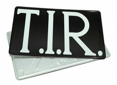 Schwarzes T.I.R. Schild aus Aluminium mit weien, 3D-geprgten Buchstaben.