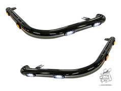 Ein Paar glnzende, dunkle Eckrohre fr LKW mit integrierten weien und orangen LEDs.