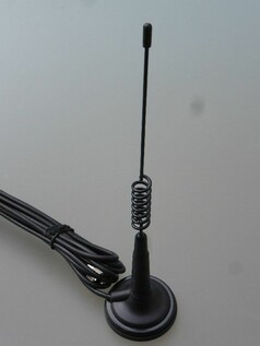 Schwarze CB-Antenne Jetfon 200 MagMount mit spiralfrmigem Element, Magnetfu und aufgerolltem Kabel.