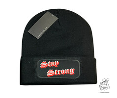 Schwarze Wintermtze aus Strick mit rotem "Stay Strong" Aufdruck auf einem rechteckigen Patch.