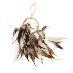 Beiger Traumfnger mit weiem Netz, silbernen Perlen und braunen Federn.