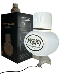 Weie, beleuchtete Poppy Flasche mit goldener Zierleiste auf weier Halterung, daneben die Produktverpackung.