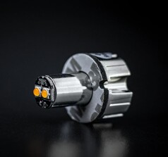 Strands Mini Blitzer LED, zylindrisch, mit orangefarbenen LEDs und silbernem Gehuse aus Zinklegierung.