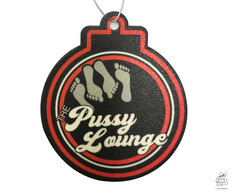 Schwarzer Lufterfrischer mit rotem und weiem Rand. Zeigt graue Fuabdrcke und den Schriftzug 