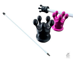 Schwarze und pinke Firestik Kronen aus Kunststoff, eine davon auf einer weien Antenne montiert.