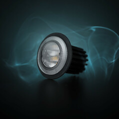 Runder LED Blitzer mit klarer Linse und schwarzem Gehuse, orange leuchtend.