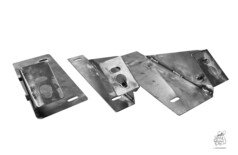 Mehrere silbern glnzende Stahl-Halterungen fr Old School Sonnenblenden, auf weiem Hintergrund.