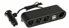 Schwarzer Mehrfachsteckadapter mit 4 Zigarettenanznderbuchsen und 2 USB-Ports, verbunden mit einem Zigarettenanznderstecker.