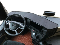 Schwarzer Fahrertisch mit strukturierter Oberflche, passend fr Mercedes Actros MP4/MP5, im LKW-Innenraum.
