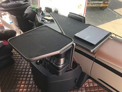 Multifunktionaler Kaffeetisch mit rutschfester Oberflche und silbernem Rand in einer Actros LKW-Kabine.