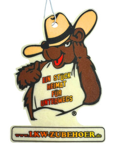 Duftbaum als brauner Cartoon-Br mit Hut und T-Shirt. Auf dem Shirt steht 