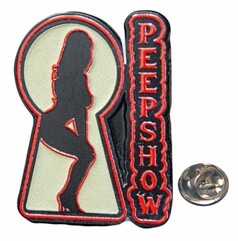 MT PIN Peepshow Anstecknadel. Schwarzes Schlsseloch mit Frauensilhouette und rotem PEEPSHOW-Schriftzug. Leuchtet im Dunkeln.