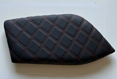 Schwarze Kunstleder Trverkleidung mit roter Waffelnaht fr MAN TGX.