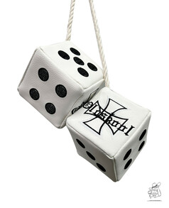 Zwei weie Kunstleder-Wrfel hngen an einer Schnur. Einer zeigt Wrfelpunkte, der andere den Stick "Oldskool" und ein Kreuz.