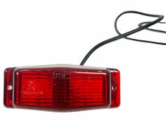 Rote DTS Double Dutch LED-Leuchte mit Kabeln auf weiem Hintergrund.
