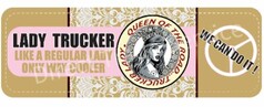 Beige-pinkes Dashmat mit "Lady Trucker" Schriftzug, "Queen of the Road" Emblem und "We Can Do It!" Text.