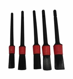 Fnf Detailing Pinsel mit schwarzen Griffen, roten Bndern und schwarzen Borsten auf weiem Hintergrund.