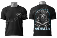 Schwarzes Baumwoll-T-Shirt mit kleinem Logo auf der Brust und groem Wikinger-Druck mit VALHALLA auf dem Rcken.