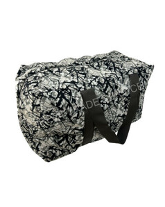 Groe Reisetasche aus Dnisch Plsch mit schwarz-weiem, abstraktem Muster und dunklen Tragegriffen.