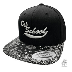 Schwarze Snapback Cap mit weier "Old School" Stickerei und schwarz-weiem Ornamentmuster auf dem Schirm.